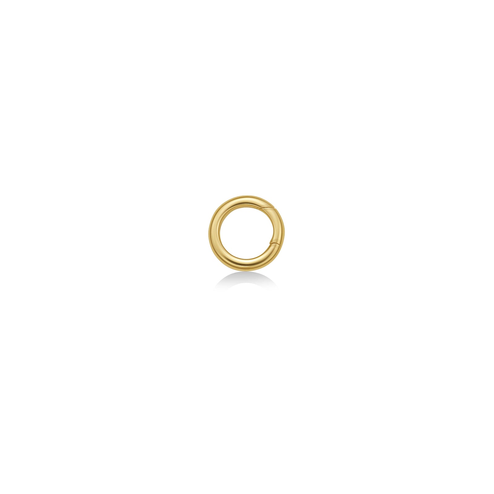 AMANDA PEARL Plain round charm lock in yellow gold on a white background.