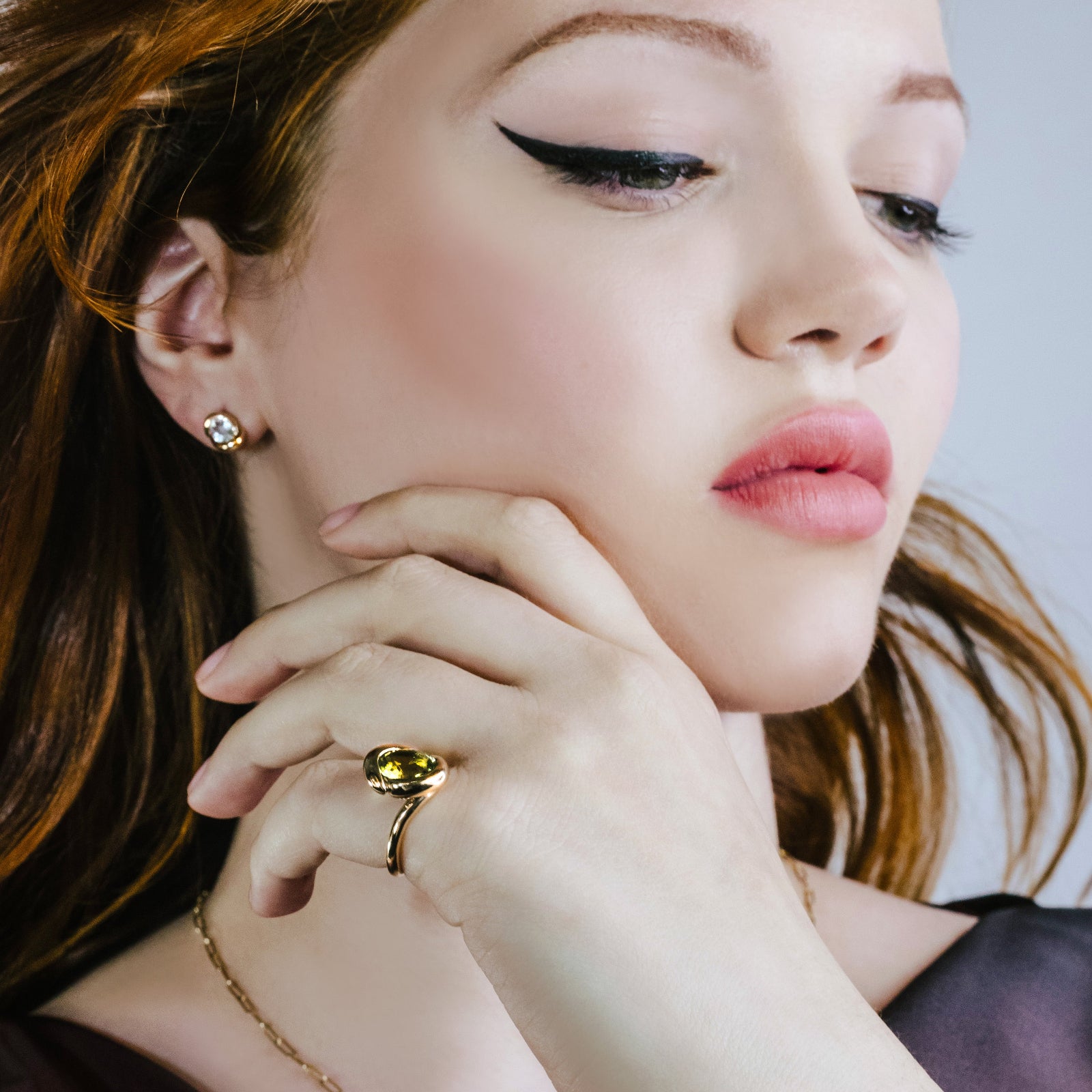 Green tourmaline molten knot ring on a model.